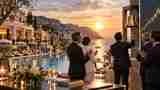Hotel de lujo mediterráneo y campana bursátil, imagen editorial sobre Blackstone e HIP