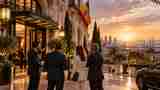 Ejecutivos frente a un hotel de lujo en España, inversión hotelera y family offices