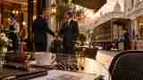 Café premium y reunión empresarial en hostelería, imagen editorial para HORECA.news