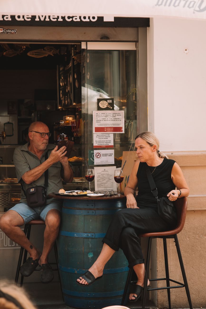 Dos personas conversan en la terraza de un bar, ejemplo del papel social de la hostelería de proximidad