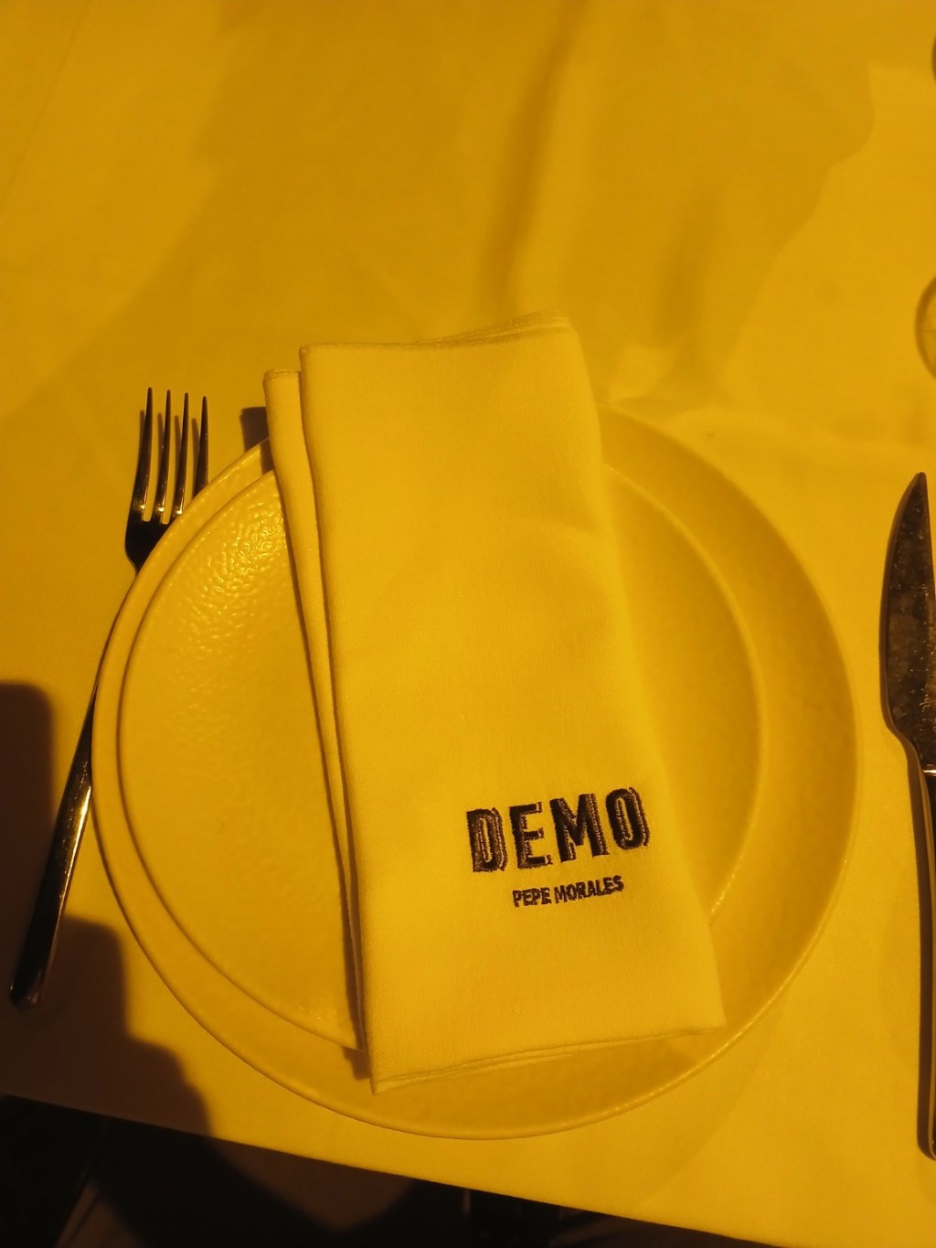 Detalle de la mesa con servilleta bordada de DEMO Pepe Morales, en Murcia.